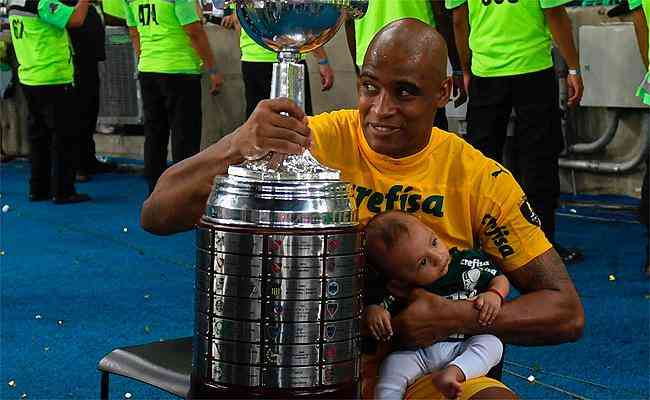 Jaílson com troféu da Libertadores conquistado no Palmeiras