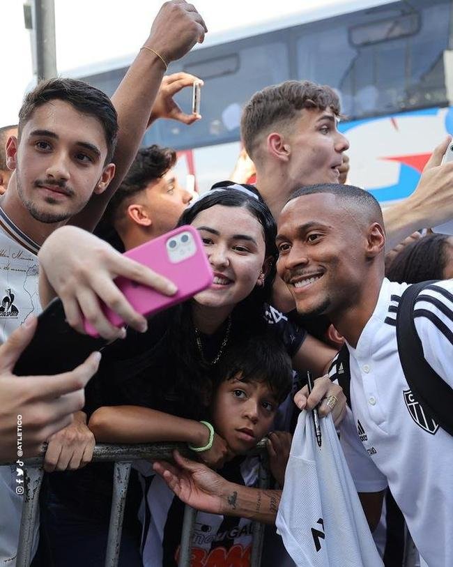 Torcedores recepcionam jogadores do Atltico em Ipatinga
