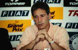 Paulo Csar Carpegiani - sob seu comando, o Cruzeiro contratou os renomados Rincn e Edmundo. Em 6 de agosto de 2001, foi demitido pelo clube aps trs vitrias, trs empates e quatro derrotas em 11 jogos (36,36%).