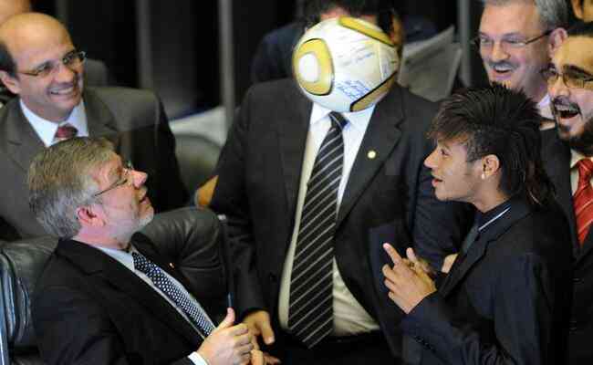 Presenteada pela delegao do Santos em 2012, bola foi levada por invasores da Cmara