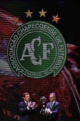 Cerimônia em Luque, no Paraguai, foi marcada por homenagens à Chapecoense, que ganhou taça com Atlético Nacional, e aos 30 anos do segundo título mundial da Seleção Argentina