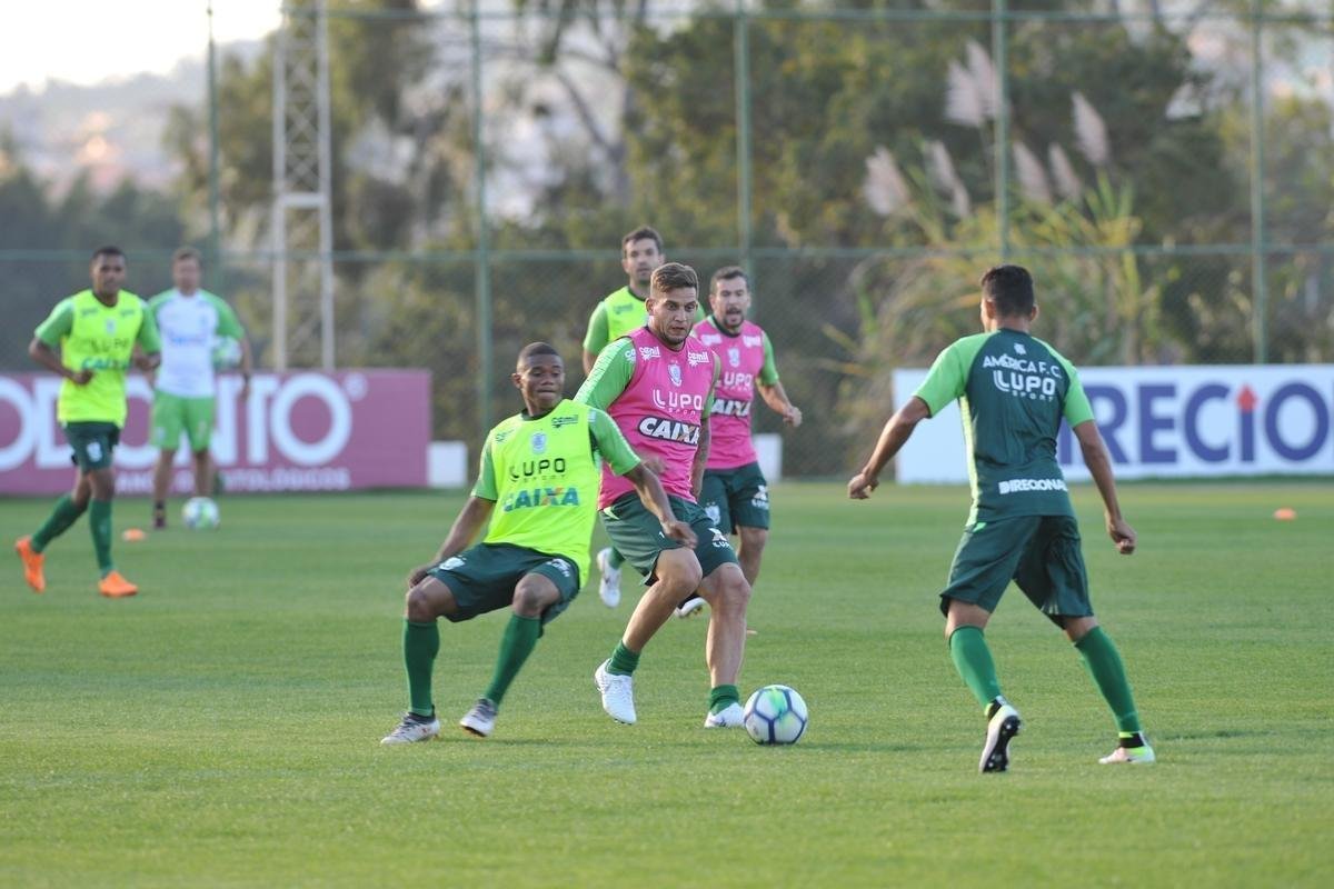 Depois de reunio com elenco e diretoria, Adilson Batista observou treino comandado por Drubscky no Amrica
