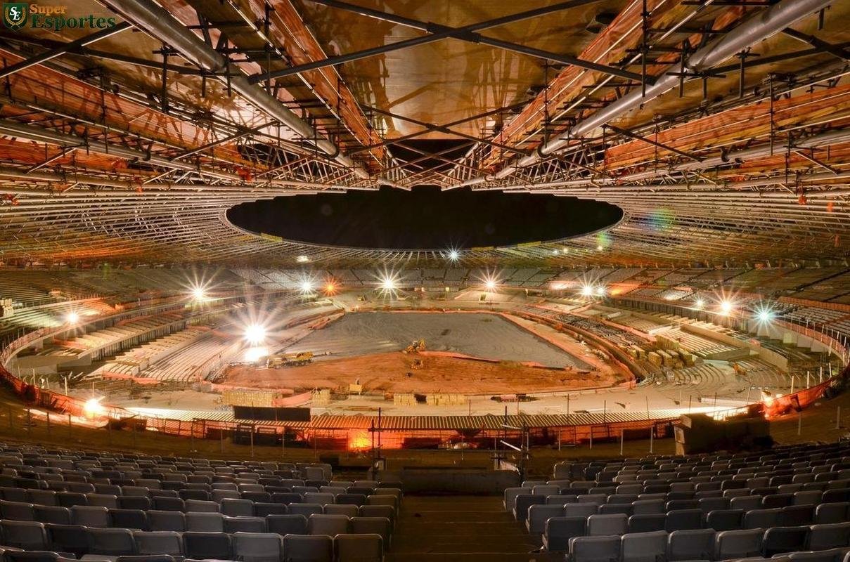 15/10/2012 - Obras no param nem  noite. Panorama geral do trabalho flagrado por Sylvio Coutinho