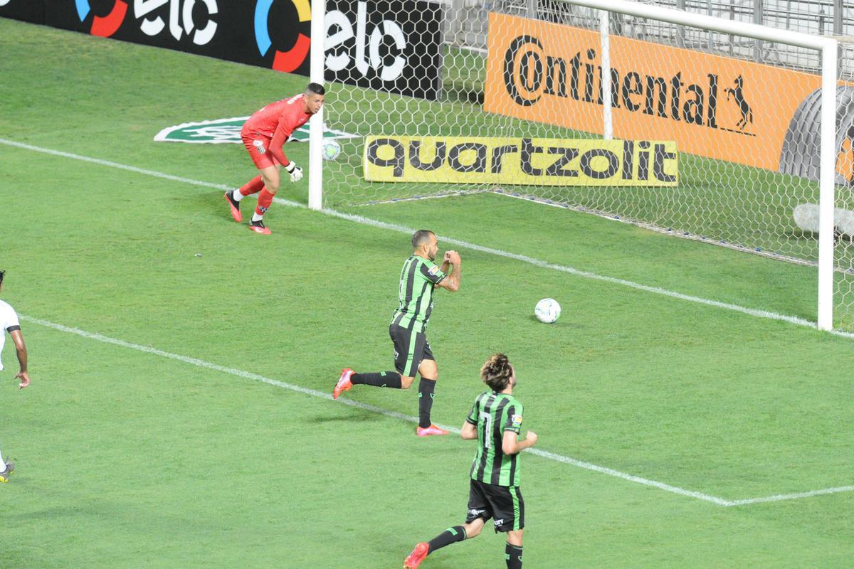 Rodolfo, de pnalti, marcou o terceiro gol do Amrica sobre a Ponte Preta