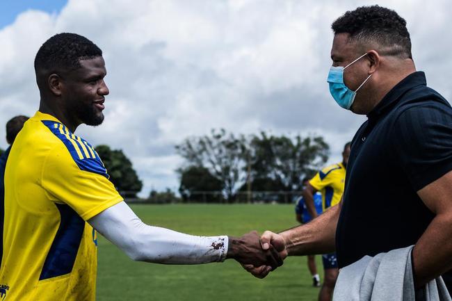 Em sua primeira visita  Toca da Raposa II, Ronaldo concedeu entrevista coletiva e teve contato com jogadores e comisso tcnica do Cruzeiro. Ele tambm se encontrou com scios da categoria Diamante.