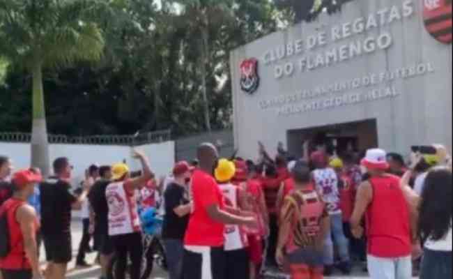 Torcedores do Flamengo protestam na portaria do CT Ninho do Urubu