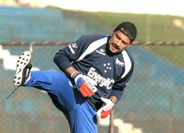 Ronaldo Giovanelli, atual comentarista esportivo e ex-goleiro, contou história inusitada de sua saída do Cruzeiro, em 1999