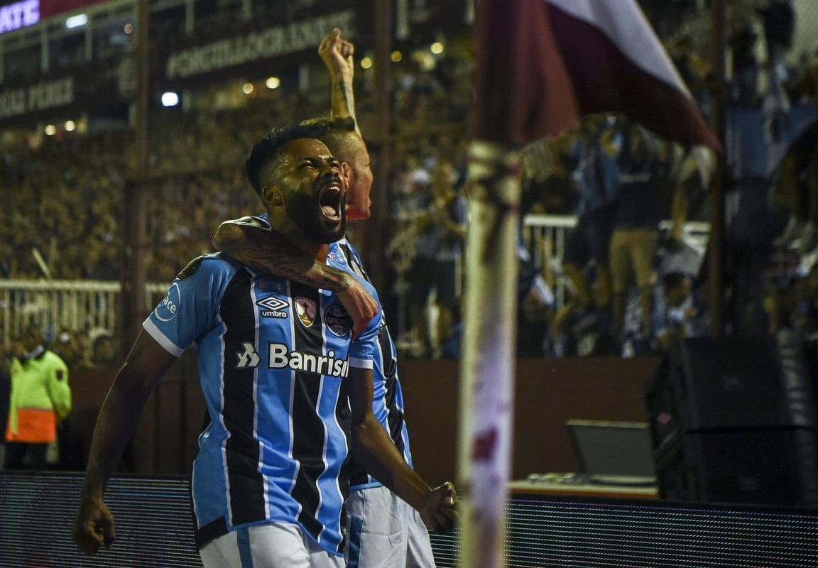 Fernandinho abriu o placar no estdio La Fortaleza: 1 a 0