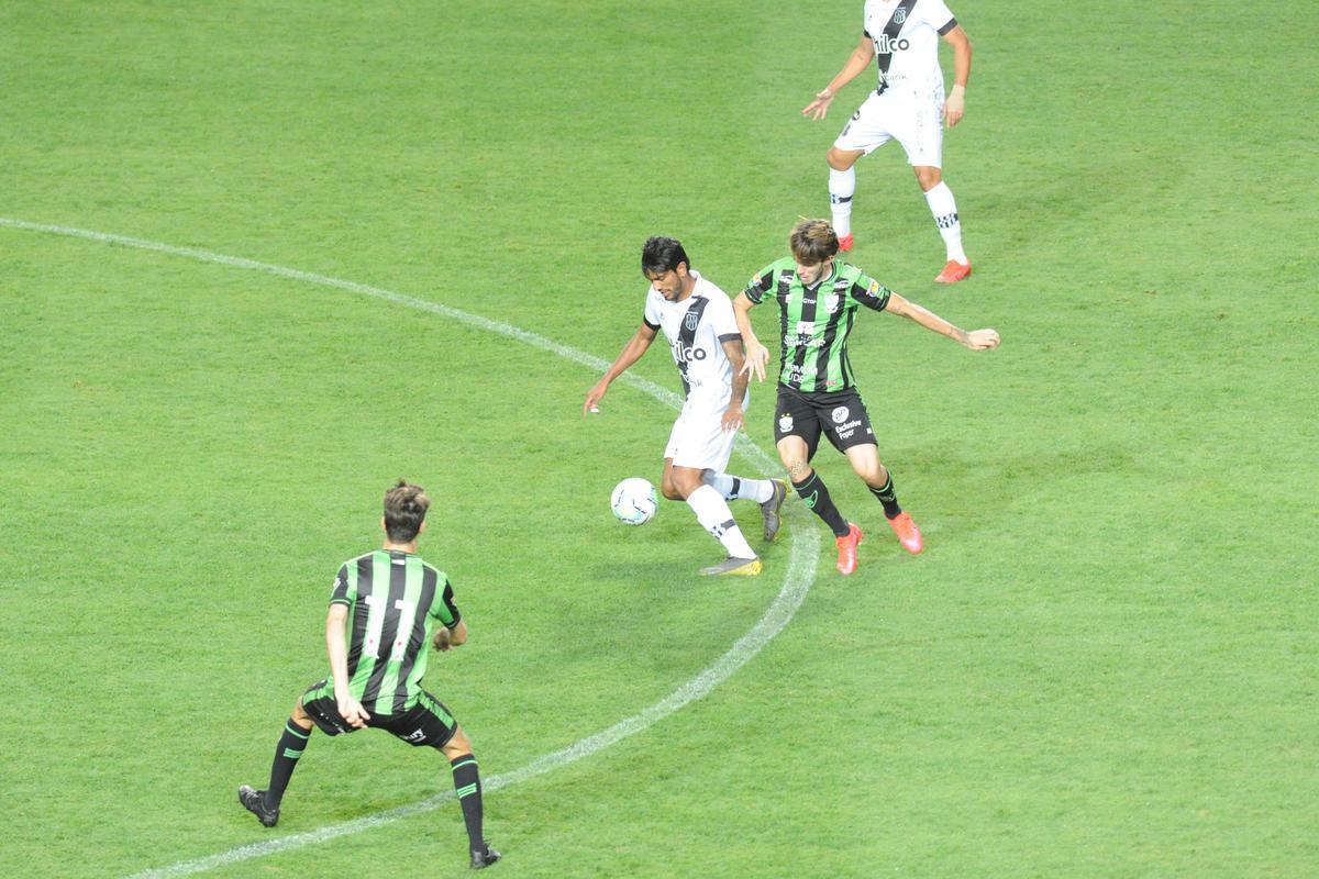 Fotos do duelo entre Amrica e Ponte Preta, no Independncia, em Belo Horizonte, em jogo de volta da quarta fase da Copa do Brasil