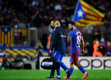 Atacante do Barcelona passou mal dentro de campo, diante do Alavés, no Camp Nou