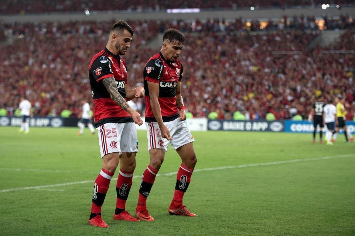 No primeiro tempo, Paquet abriu o placar para o Flamengo; Barco empatou para o Independiente, de pnalti