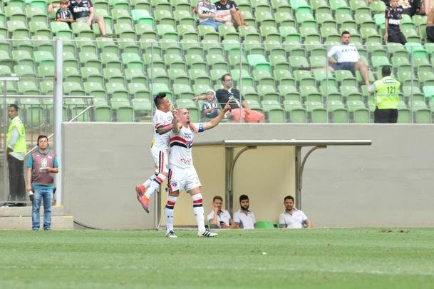 Galo saiu na frente, com Hyuri, mas levou virada do Tricolor. Maicon e Gilberto fizeram para o So Paulo
