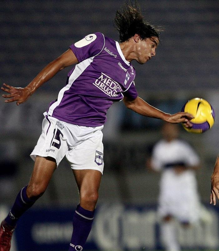 15 - lvaro Gonzlez: experiente meio-campista de 34 anos. Formado no Defensor, passou por dois gigantes do futebol sul-americano: Boca Juniors-ARG e Nacional-URU. Jogou ainda no futebol italiano, em clubes como Lazio e Torino. Atuou tambm no Atlas-MEX. Foi titular nos trs primeiros jogos da Copa Libertadores.