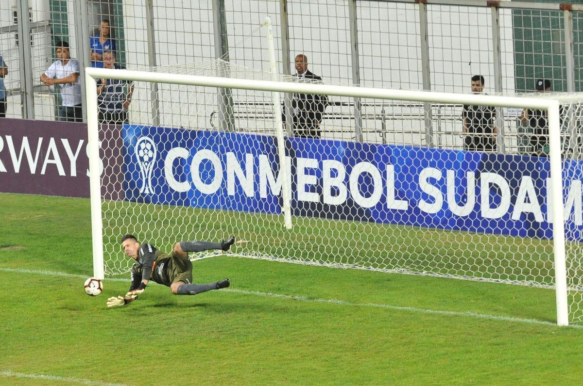 28/05/2019 - Atltico 1 (3) x (0) 0 Unin La Calera-CHI - 2 fase da Copa Sul-Americana - H, tambm, exemplos de viradas do Atltico nesta edio de Copa Sul-Americana. Logo no primeiro confronto, o time alvinegro reverteu desvantagem. Na partida de ida, o Unin La Calera-CHI venceu por 1 a 0. O gol no Nicols Chahun Nazar foi marcado por Franco Lobos, em La Calera. Na partida de volta, aps muito insistir, o Atltico bateu os chilenos por 1 a 0, com gol de Alerrandro. Nos pnaltis, brilhou, mais uma vez, a estrela de 'So Victor'. O goleiro defendeu trs cobranas em trs chutes adversrios e comandou a vitria atleticana por 3 a 0.