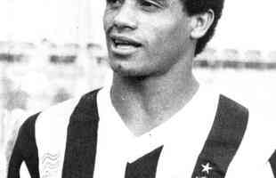 Srgio Arajo - 360 jogos - Foi um atacante de futebol revelado nas categorias de base do Galo. Na equipe profissional, jogou entre os anos 1981 e 1993 em algumas passagens. Em 360 jogos disputados, marcou 58 gols e conquistou 7 ttulos