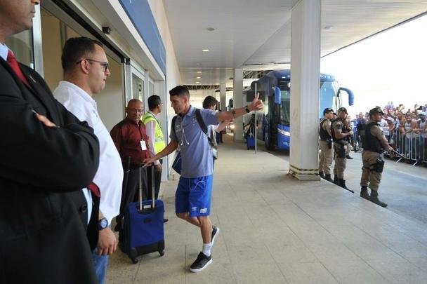 Jogadores do Cruzeiro embarcaram no Aeroporto de Confins, na tarde desta tera-feira, para duelo decisivo contra o Corinthians, em So Paulo, pela final da Copa do Brasil