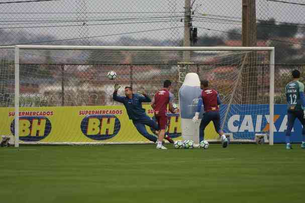 Goleiro Fbio vai a campo sob superviso de preparador Robertinho