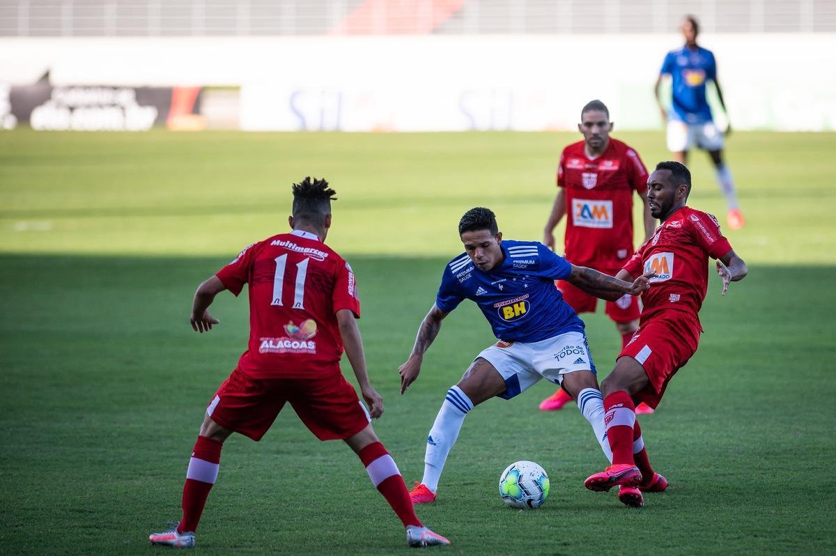 CRB e Cruzeiro se enfrentaram no Rei Pel, em Macei, pelo jogo de volta da terceira fase da Copa do Brasil