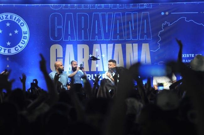 Ronaldo levou cruzeirenses de Conselheiro Lafaiete ao delrio ao participar da Caravana do Cruzeiro nesta quarta-feira (26). Fenmeno esteve acompanhado no palco de Pedro Loureno, patrocinador do clube, e ganhou msica nova produzida pelo rapper Das Quebradas