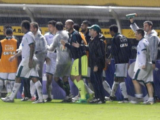 Fotos da vitria de virada do Amrica sobre o Cricima no Estdio Heriberto Hulse, em Cricima, pela Srie B