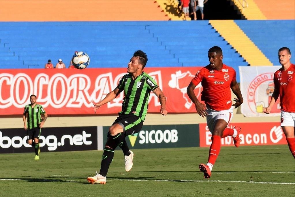 Fotos do empate entre Vila Nova e Amrica