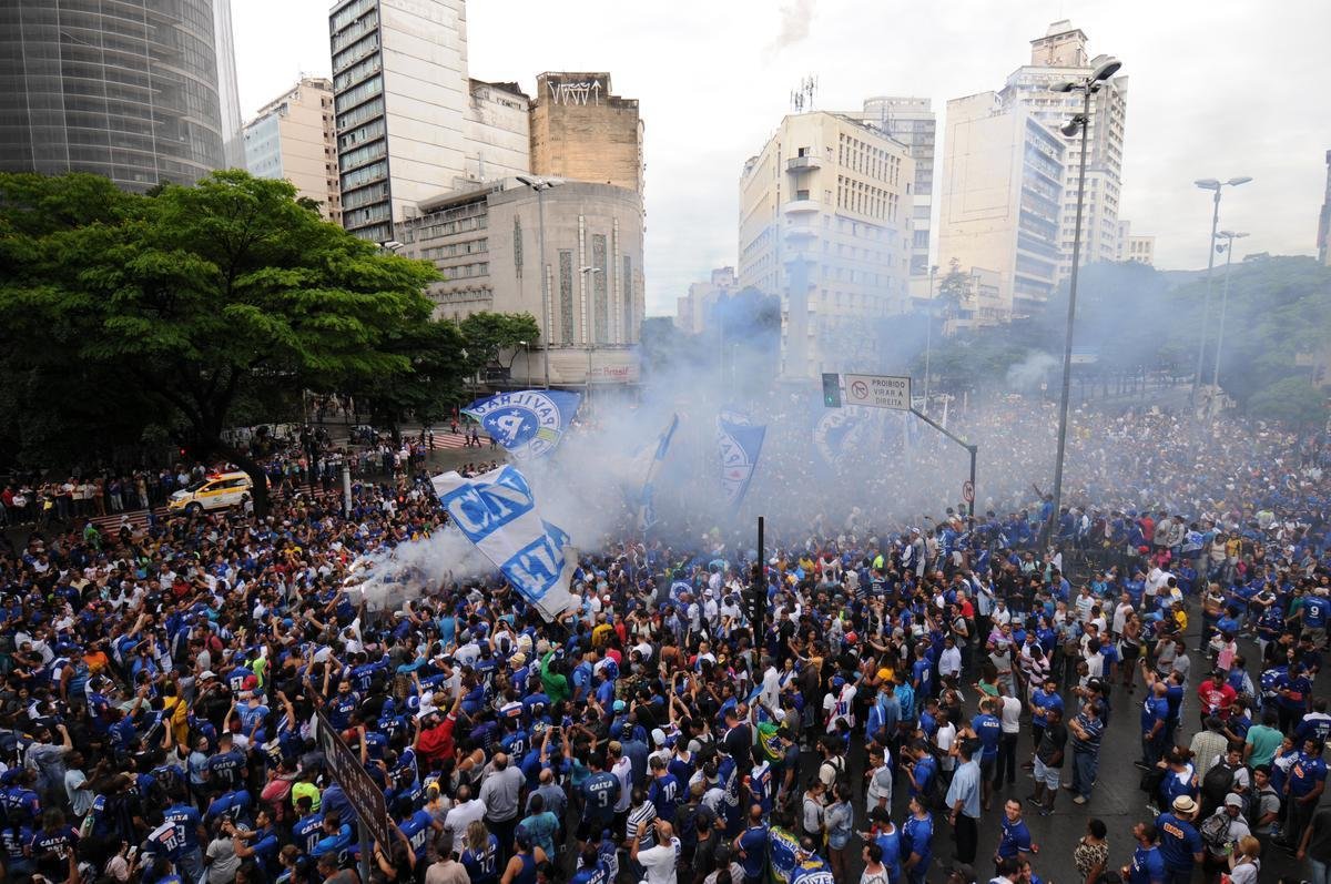 De Confins, jogadores do Cruzeiro hexacampees da Copa do Brasil saram em carro aberto pelas ruas de Belo Horizonte. No Centro da capital, milhares de pessoas aguardavam os jogadores para a festa.