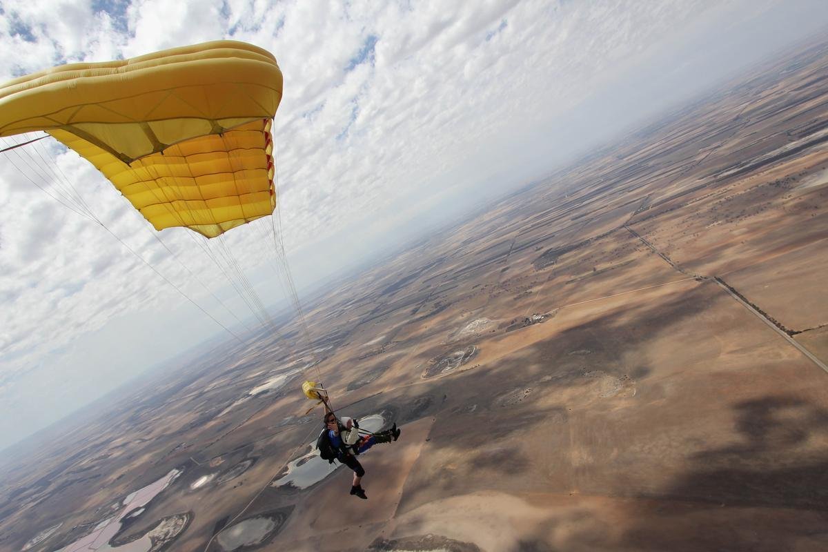 Idosa de 102 se torna a paraquedista mais velha do planeta o saltar
