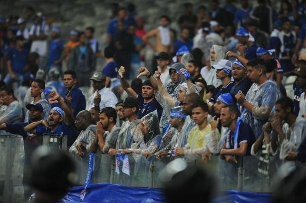 Sinalizadores, rojes, ira e xingamentos: a reao da torcida celeste com a derrota no Mineiro