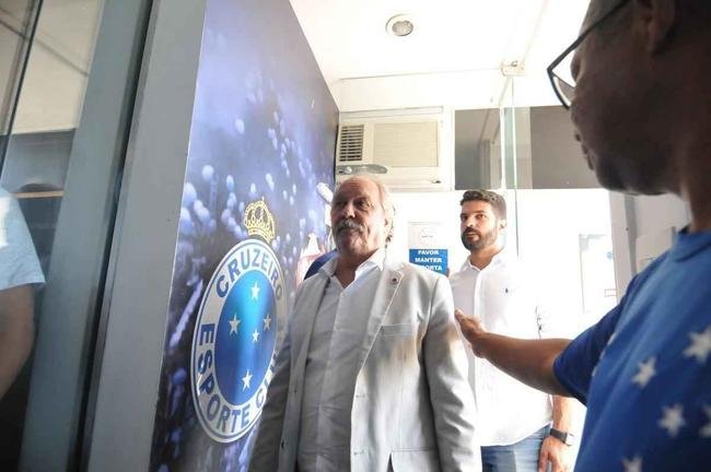 29/5 - MULTA PESADA: Wagner Pires de S se rene, na sede administrativa, com Itair Machado e outros diretores. Pela primeira vez teria sido aventada a sada do vice-presidente, que, no entanto, teria de ser ressarcido em R$ 2 milhes caso demitido antes de 31 de dezembro. Documento assinado por 111 conselheiros pede transparncia no clube.

 