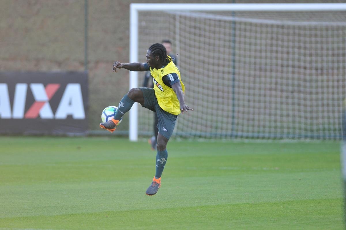Elenco atleticano fez trabalho ttico orientado por Larghi antes de jogo-treino contra o Coimbra