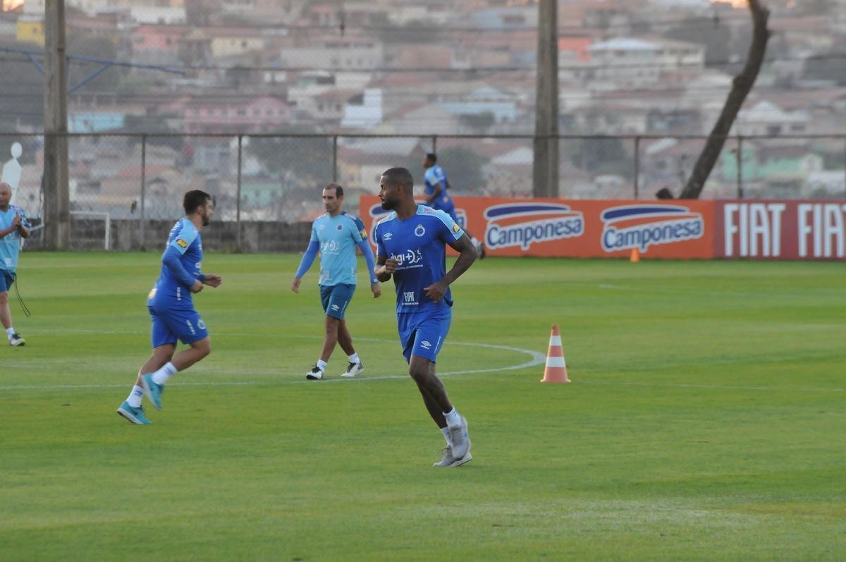 Cruzeiro iniciou sua intertemporada nesta segunda-feira na Toca da Raposa II. Tcnico Mano Menezes contou com elenco completo. Grupo agora comea preparao para decises com Atltico na Copa do Brasil, River Plate na Copa Libertadores e 29 rodadas restantes do Campeonato Brasileiro