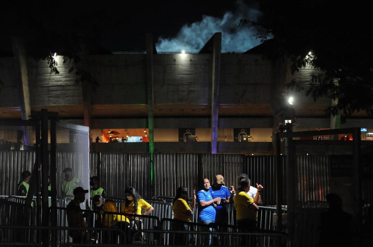 Torcida do Cruzeiro voltou ao Mineiro aps meses de ausncia devido  pandemia. Houve grandes filas devido  desorganizao do clube, que demorou a enviar funcionrios aos portes para fazer a conferncia dos exames de COVID-19. Na Alameda das Palmeiras, muitos cruzeirenses se aglomeraram e no usaram mscara prximo ao Bar do Peixe.