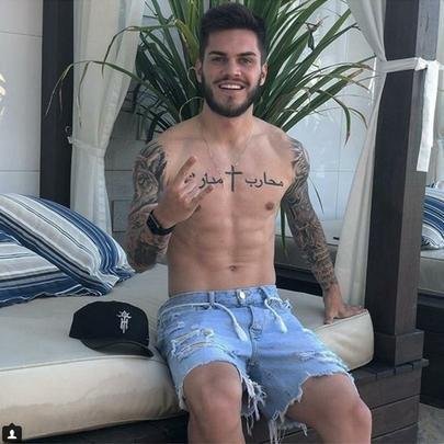 O meia Nathan, do Atlético, curte os primeiros dias de férias em Itapema-SC