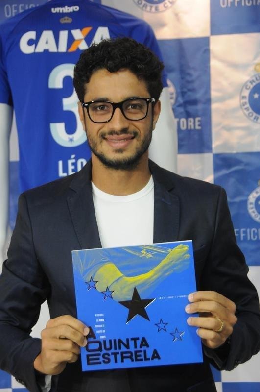 Zagueiro Leo lanou no Barro Preto o livro A Quinta Estrela, sobre o penta da Copa do Brasil