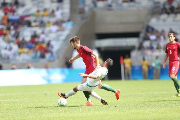 Portugal e Arglia empataram por 1 a 1 no Mineiro. Resultado fez os lusitanos avanarem s quartas de final em primeiro. Honduras passou em segundo. Surpreendentemente, Argentina est eliminada dos Jogos do Rio j na primeira fase do futebol masculino 