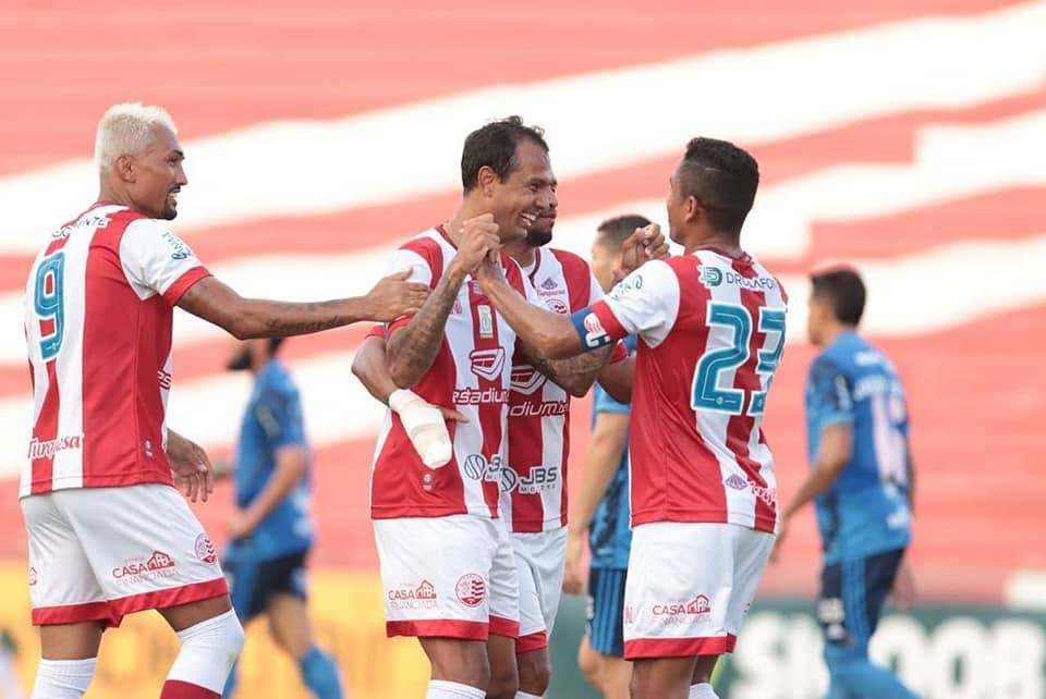 O Náutico é quarto pior mandante da Série B (17º melhor), com 39,3% de aproveitamento. Em 13 jogos, venceu dois, empatou sete e perdeu dois, com 12 gols marcados e 12 sofridos. Em 17º lugar (21), o time pernambucano somou 13 dos 33 pontos disputados em casa.