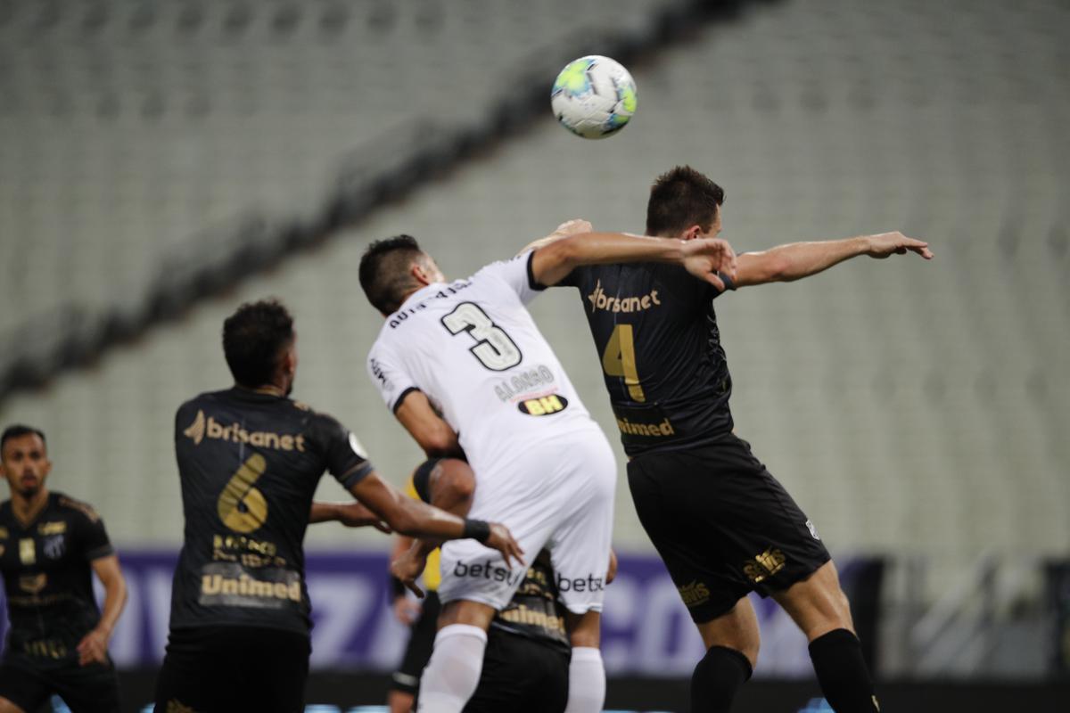 Fotos do jogo entre Ceará e Atlético, que terminou empatado por 2 a 2