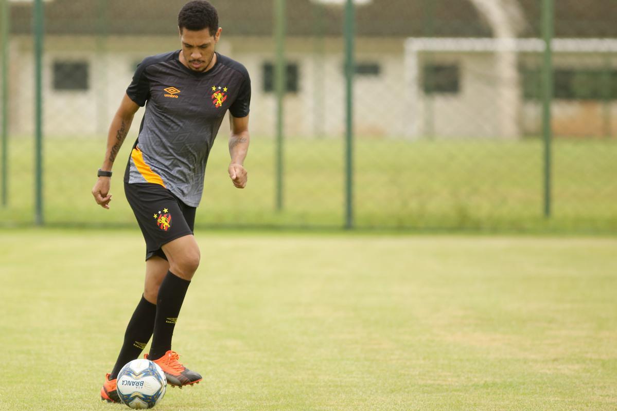 No primeiro trabalho, houve um treinamento tático, que exigia troca de passes e triangulações dos jogadores, com o elenco dividido em grupos de três atletas cada. Em seguida, os jogadores foram divididos em dois grupos no mesmo campo para o trabalho específico por setores de defesa e ataque. De um lado, os zagueiros, laterais e volantes participaram de um treino tático de posicionamento com o auxiliar Daniel Cerqueira. Do outro, os meias e atacantes fizeram um trabalho específico de passe e finalização sob o comando do técnico Daniel Paulista.