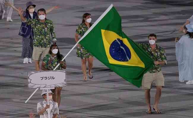 Bruninho e Ketleyn Quadros foram os porta-bandeiras brasileiros na cerimnia de abertura dos Jogos de Tquio
