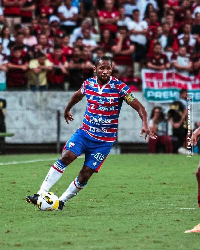 DESFALQUE - Tinga (zagueiro/lateral-direito) - suspenso