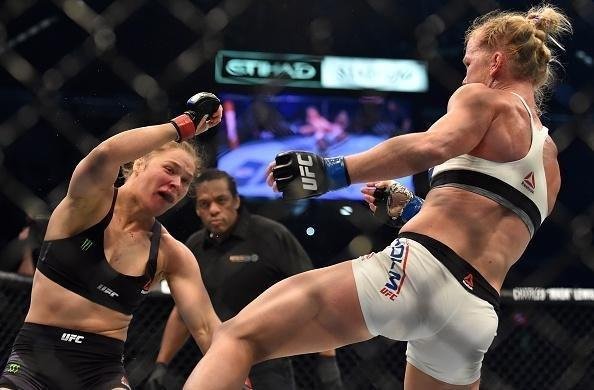 Ronda Rousey é nocauteada por Holly holm no segundo round e perde cinturão do peso galo feminino do UFC, na luta principal em Melbourne