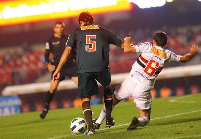 Em partida, contra o seu novo clube, o São Paulo