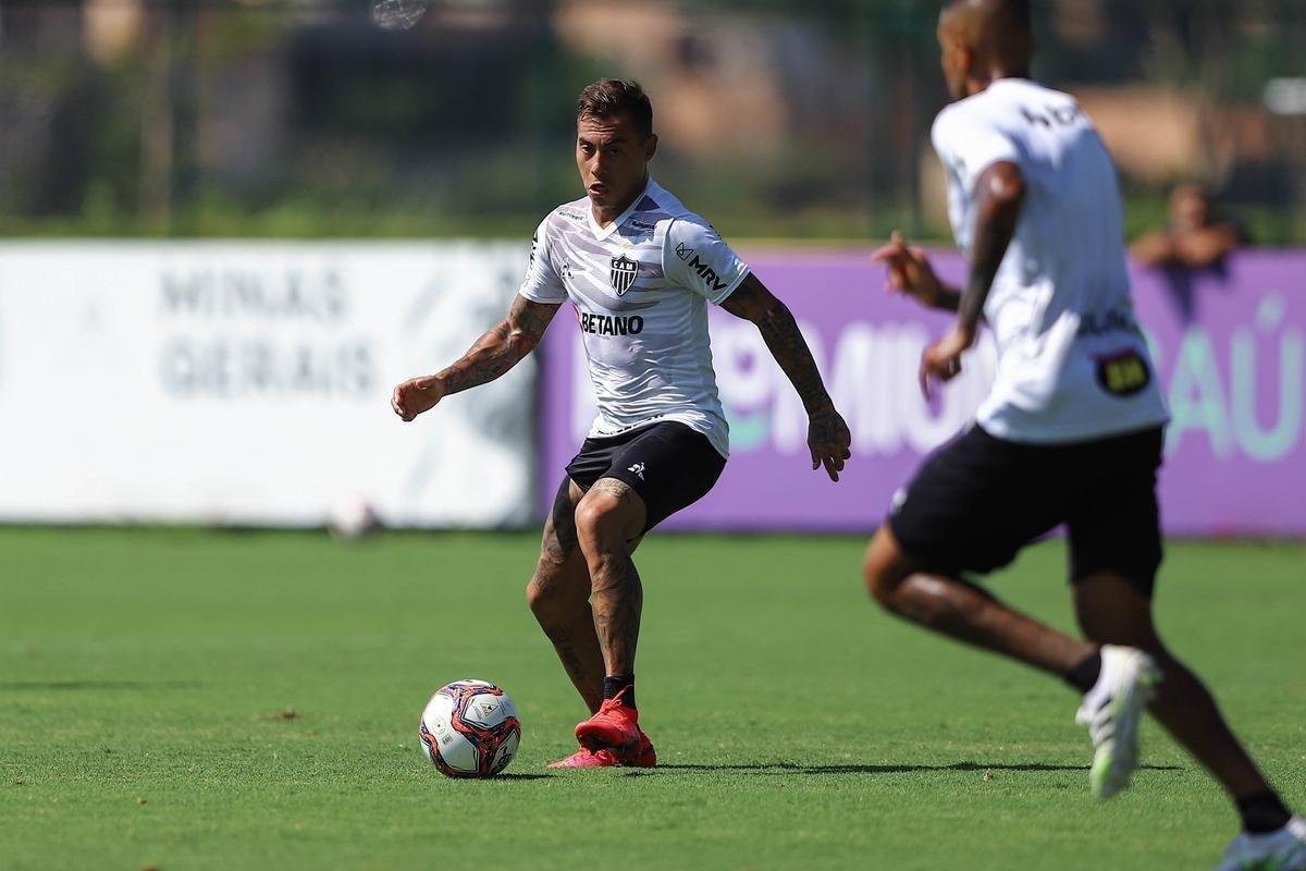 Fotos do coletivo entre profissionais e sub-20 do Atltico