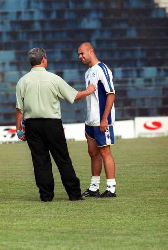 25/02/2002 O diretor de futebol de Cruzeiro, Eduardo Maluf e o jogador de futebol do Cruzeiro, Cris, conversam durante treino na Toca da Raposa, em Belo Horizonte