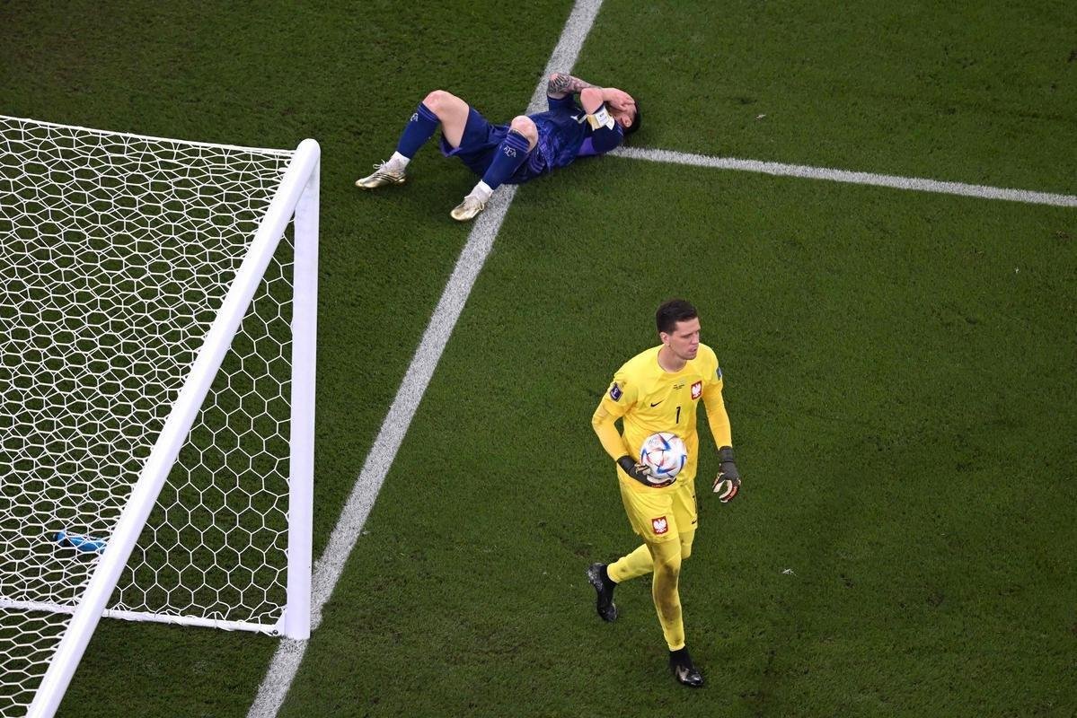 Goleiro Wojciech Szczesny defendeu pnalti cobrado por Messi no duelo entre Polnia e Argentina no Estdio 974