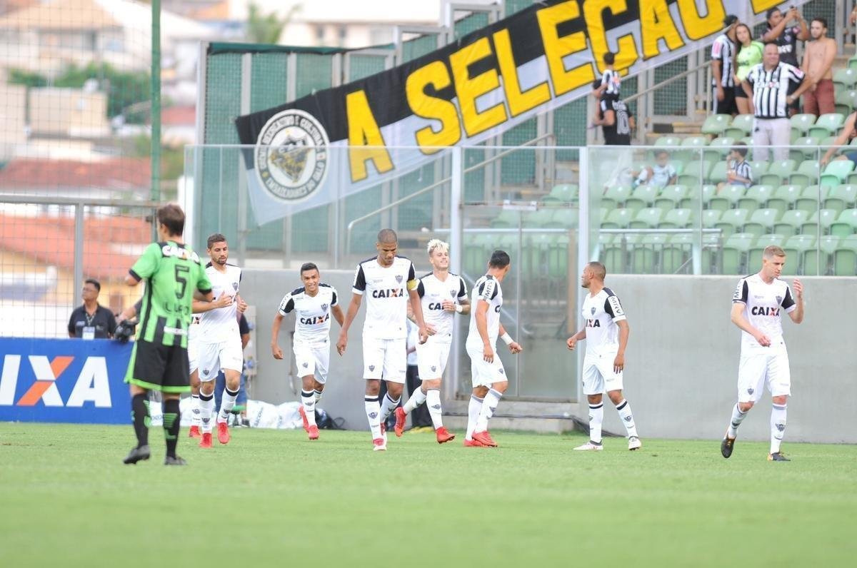 Imagem do polmico gol do Atltico: Rger Guedes cabeceou, Glauco defendeu e o rbitro Igor Junio Benevenuto confirmou o gol baseado na viso do auxiliar Guilherme Dias Camilo. Imagem do canal Premiere apontou que defesa foi feita sobre a linha de meta e a bola no entrou.