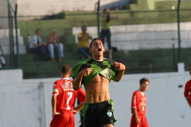 Fred comemora gol  em vitria do Amrica sobre CRB, pela Srie B de 2003. Ele marcou sete gols na competio
