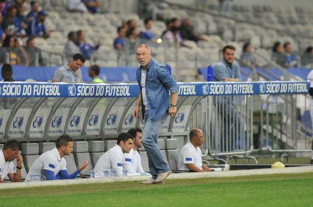 Cruzeiro derrotou Fluminense por 2 a 1, com gols de Raniel e Ayrton Lucas (contra); Henrique, tambm contra, descontou para os cariocas