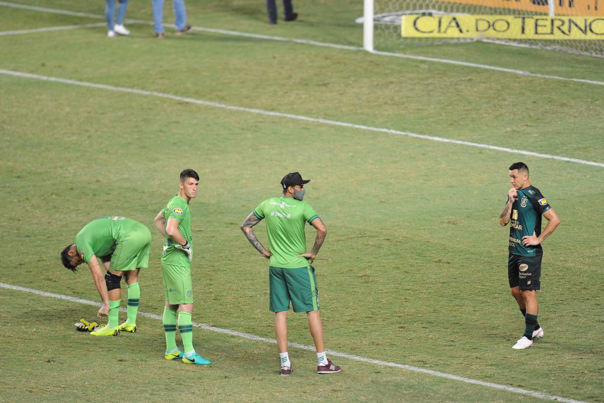 Depois da vitria por 2 a 1, jogadores do Amrica acompanharam pela TV o triunfo da Chape sobre o Confiana, por 3 a 1. O ttulo ficou com os catarinenses e deixou os americanos arrasados no Independncia. O tcnico Lisca era um dos mais abatidos na sada do campo.