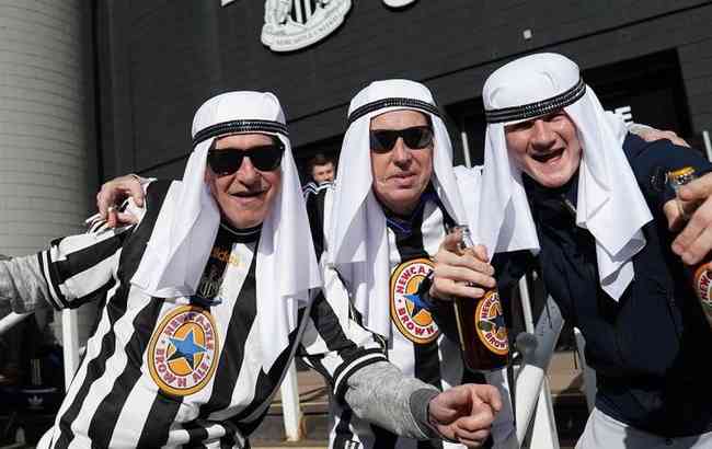 Aps clube ser vendido ao fundo soberano saudita, torcedores do Newcastle compareceram ao estdio vestidos com fantasias rabes